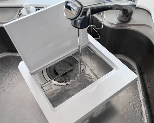 タンクに水を入れる
