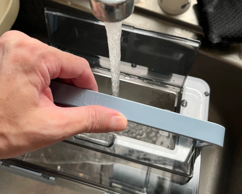 タンクに水を入れる